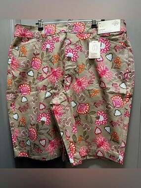 St. John’s Bay Size 16 Mid-Rise Floral Bermuda Shorts NWT